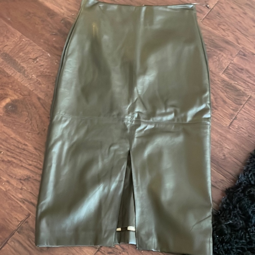 Eva Mendez faux leather skirt